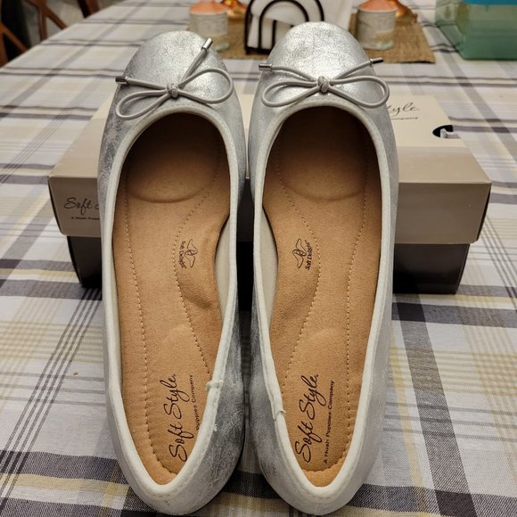 The wedding shoes that were never worn... - Picture 2 of 4